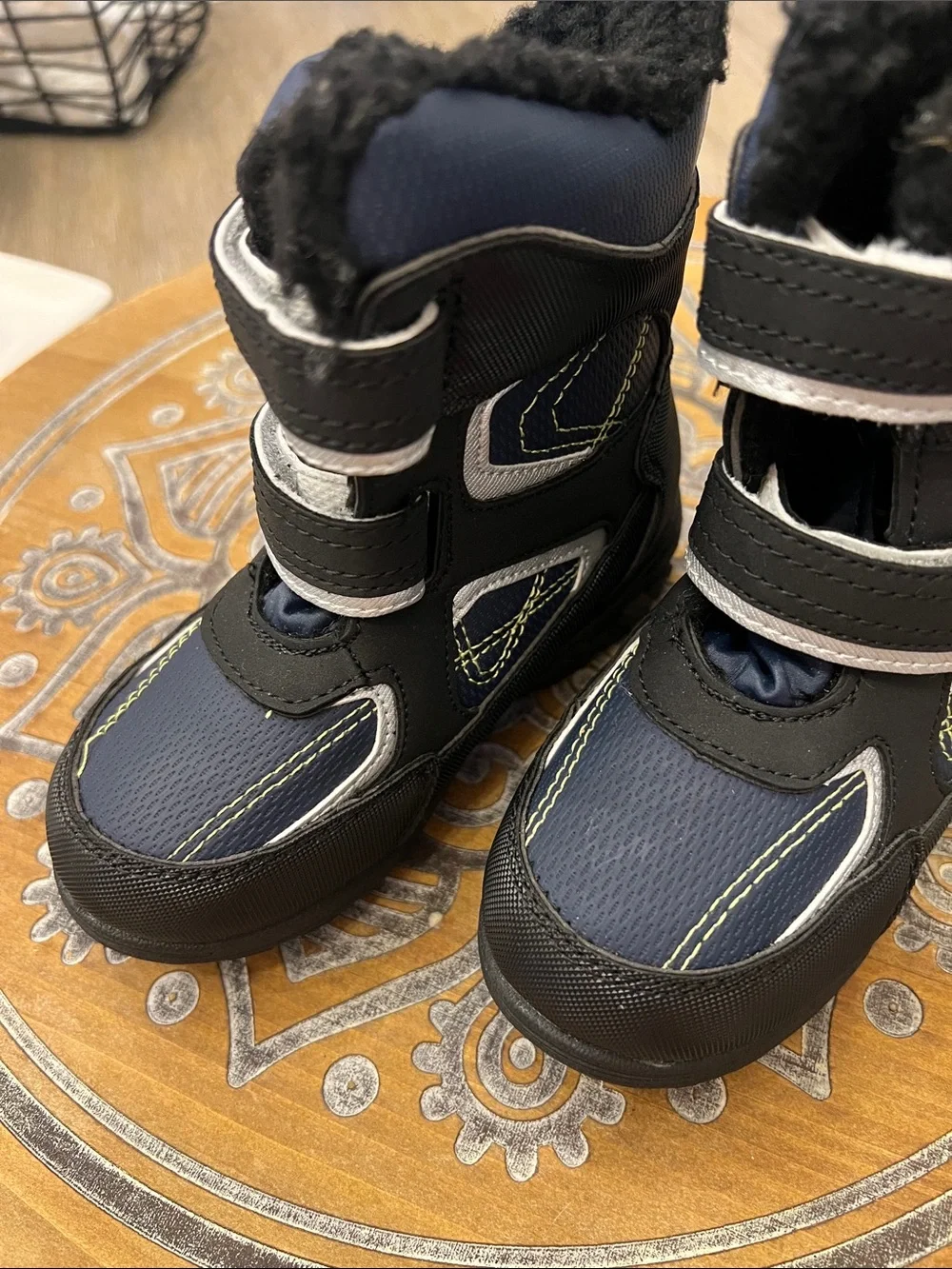 Boys size 10 Black TOTES Winter Boots with Fuzzy warm Lining. Reflective strips